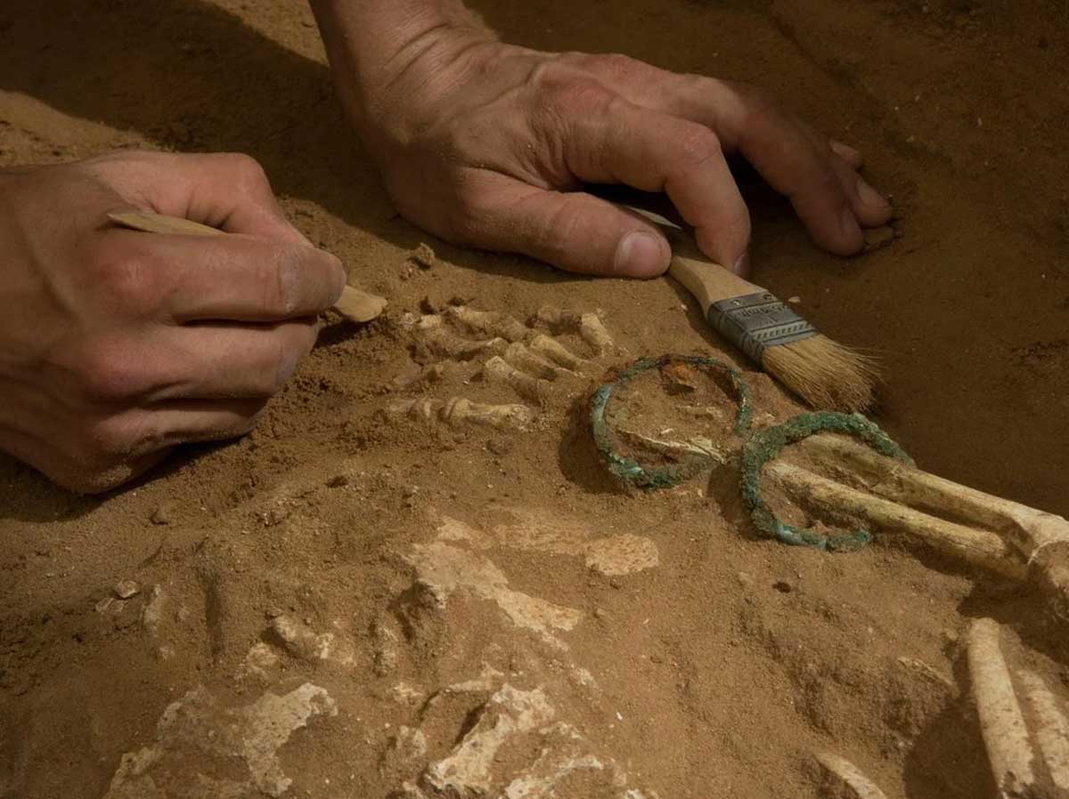 burial excavation philistine