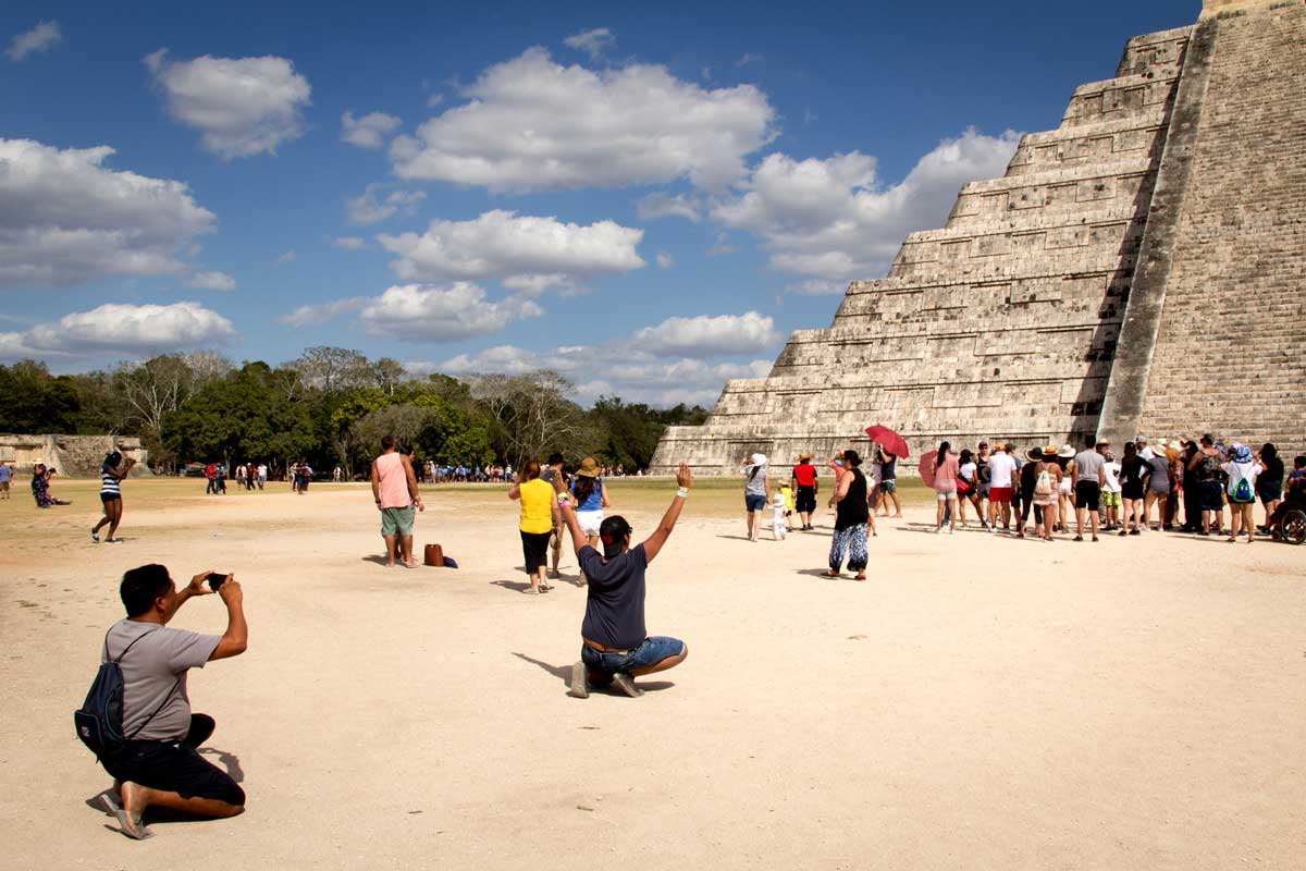 chichen itza tourists