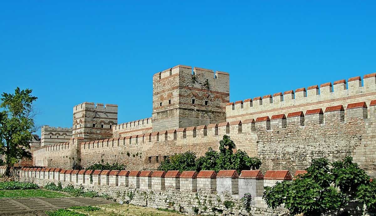 role of the theodosian walls of constantinople