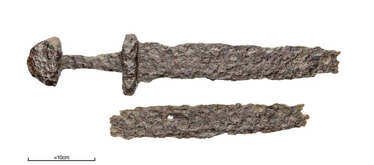 viking_women_warrior_sword