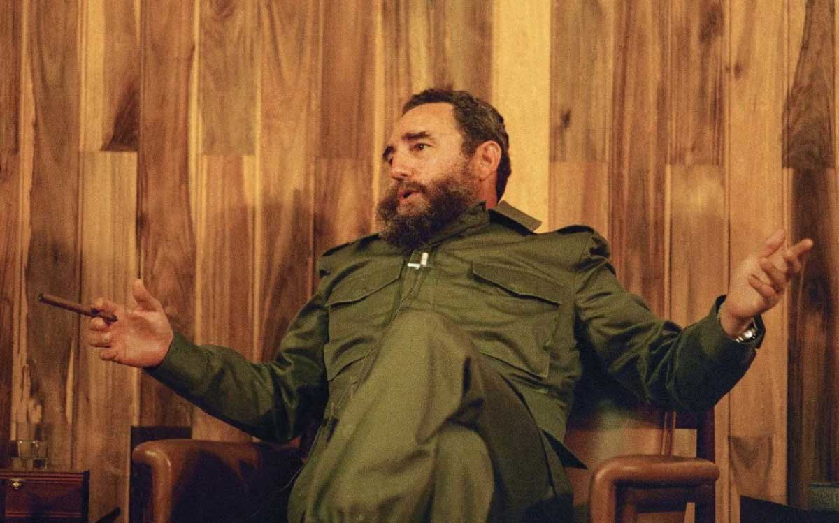 fidel castro holding cigar
