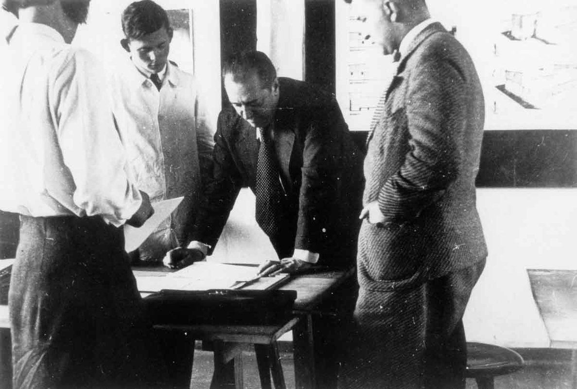 mies van der rohe teaching students bauhaus