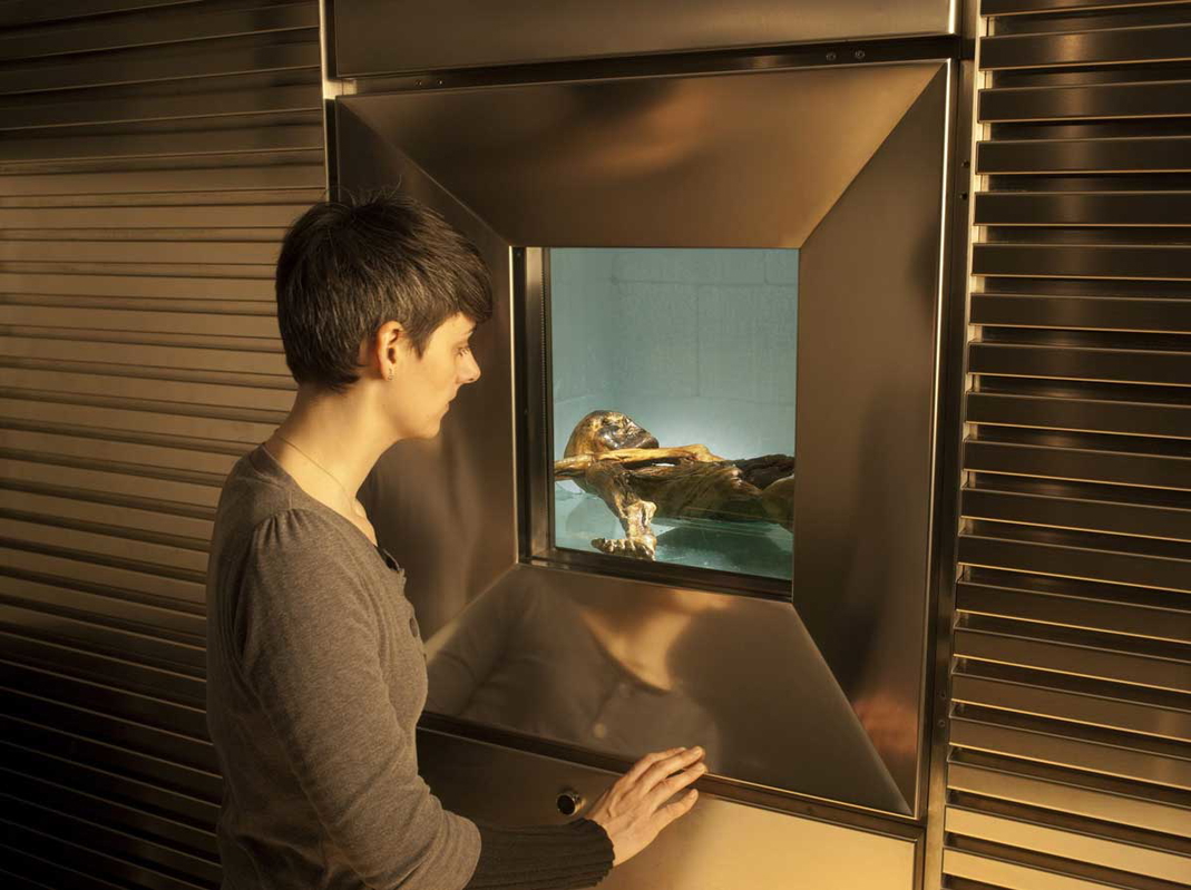 otzi the iceman mummy