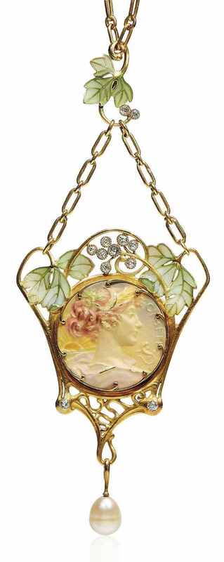 vever diamond pendant