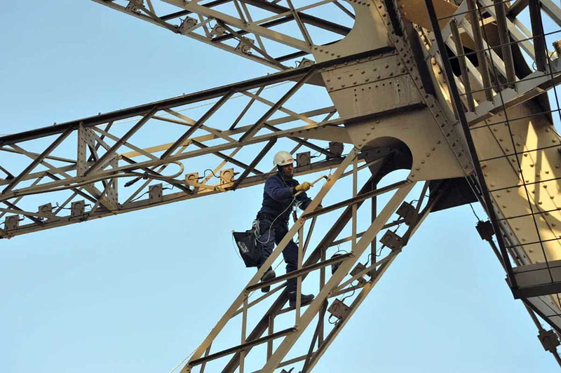 eiffel tower repainting