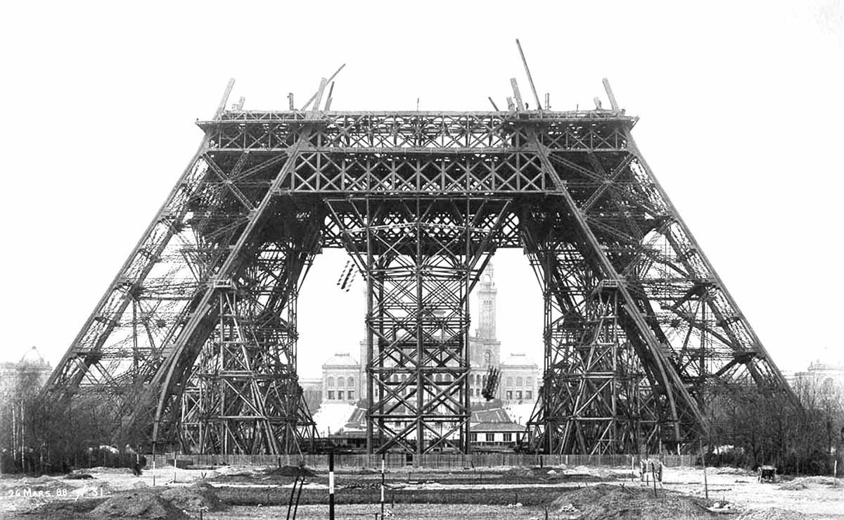 eiffel tower construction