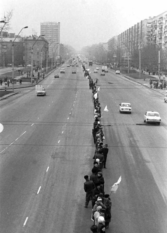 human chain ukraine photo