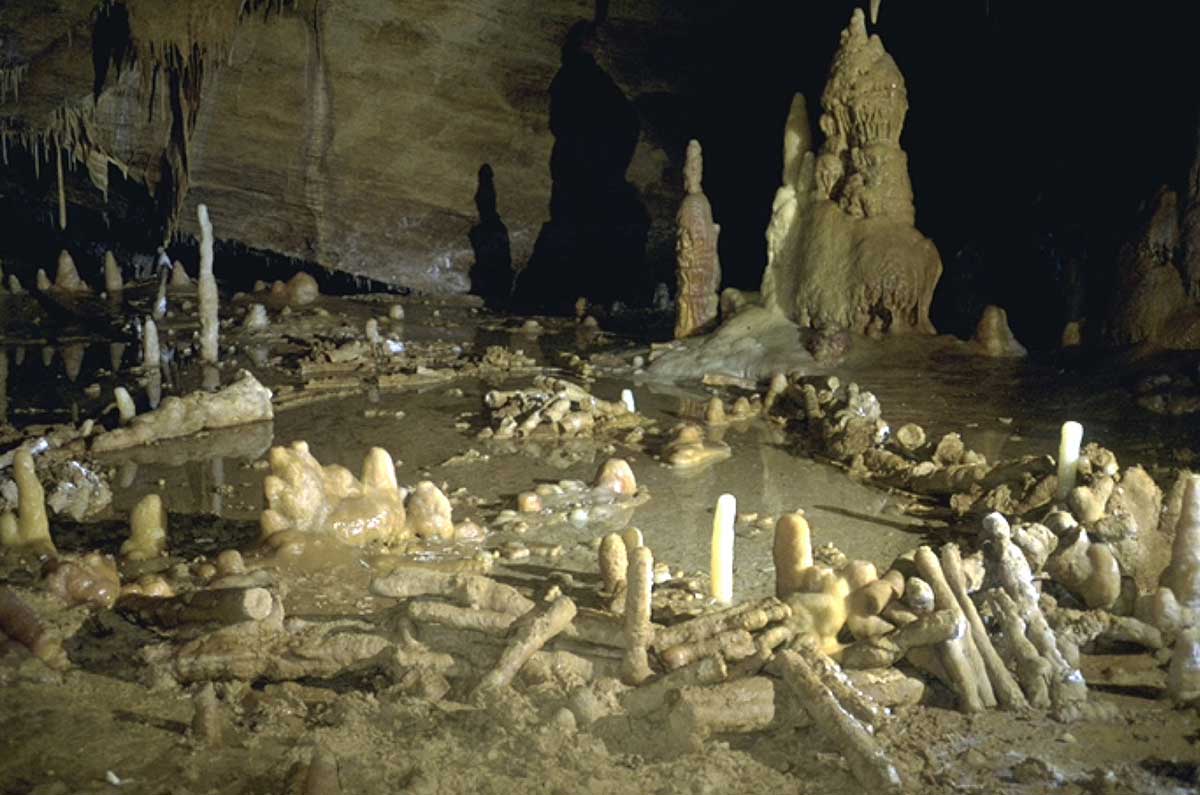 neanderthals bruniquel cave