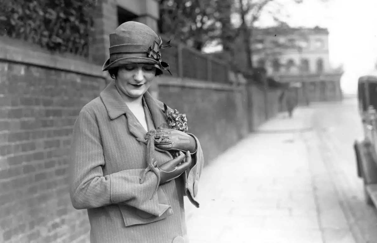 woman with lizard accessory