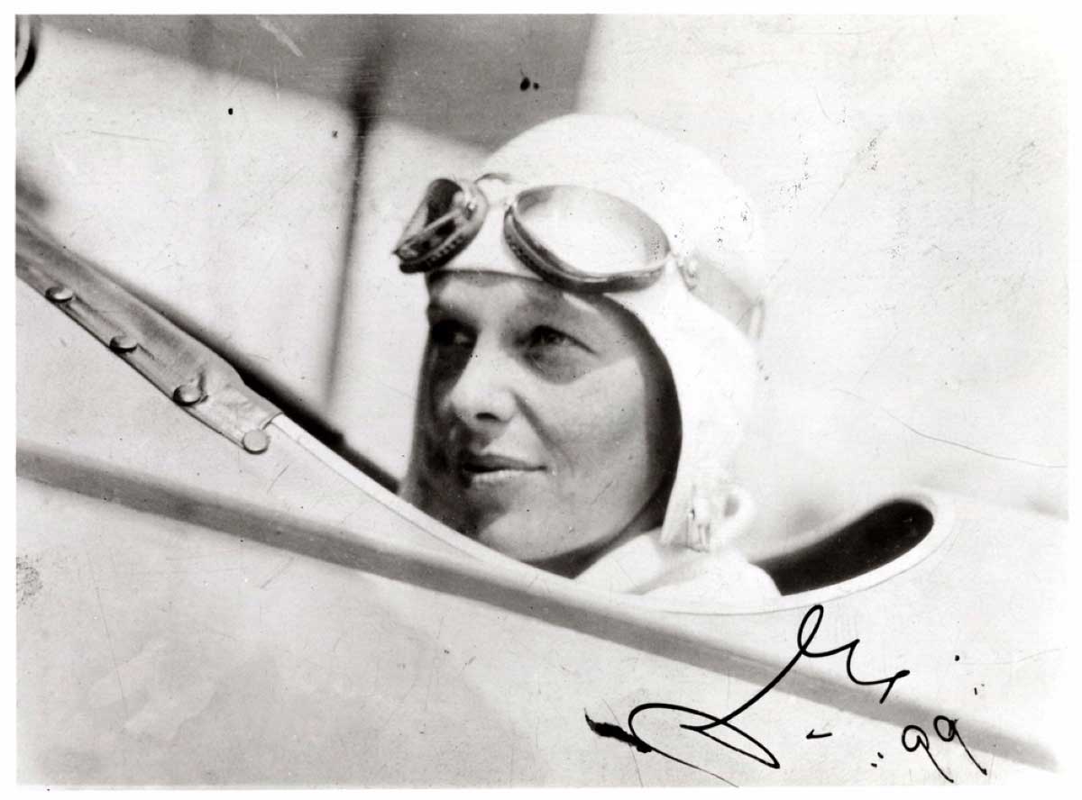 amelia earhart plane