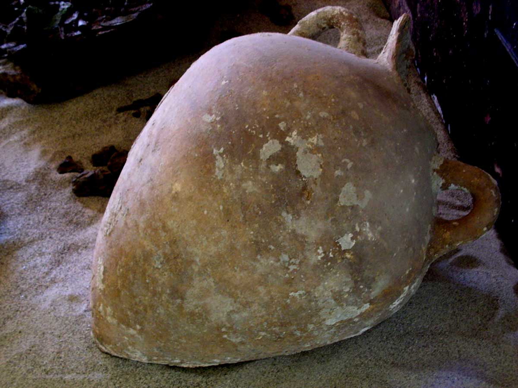 etruscan wine amphora populonia