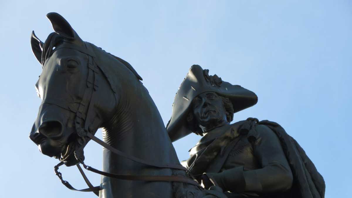 statue