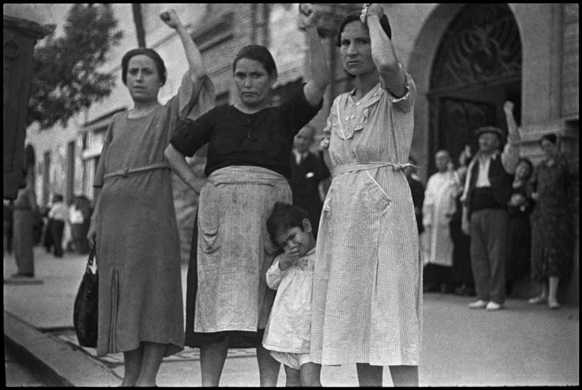 taro spectators funeral lukacs photograph