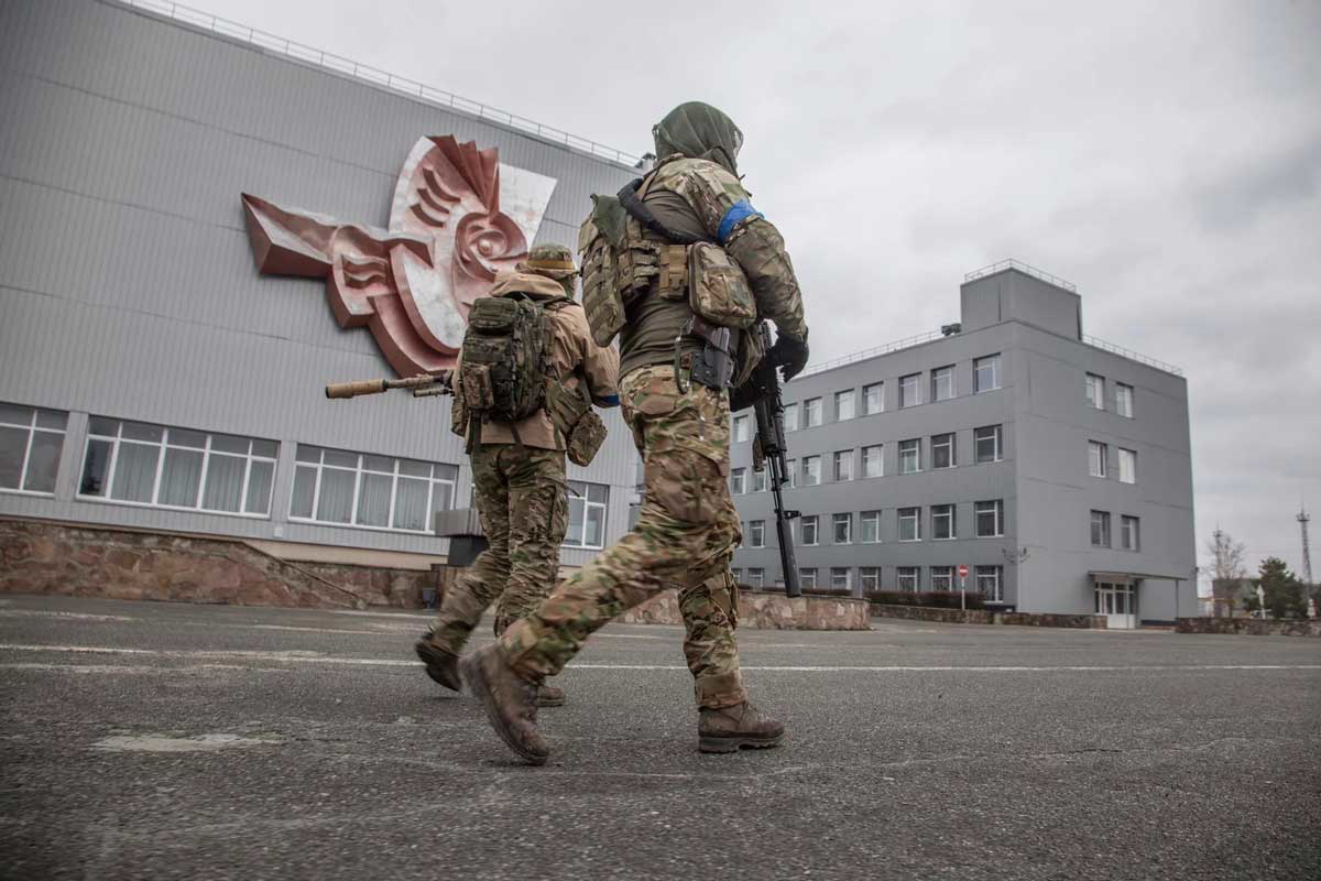 ukraininan-troops-patrol-chernobyl