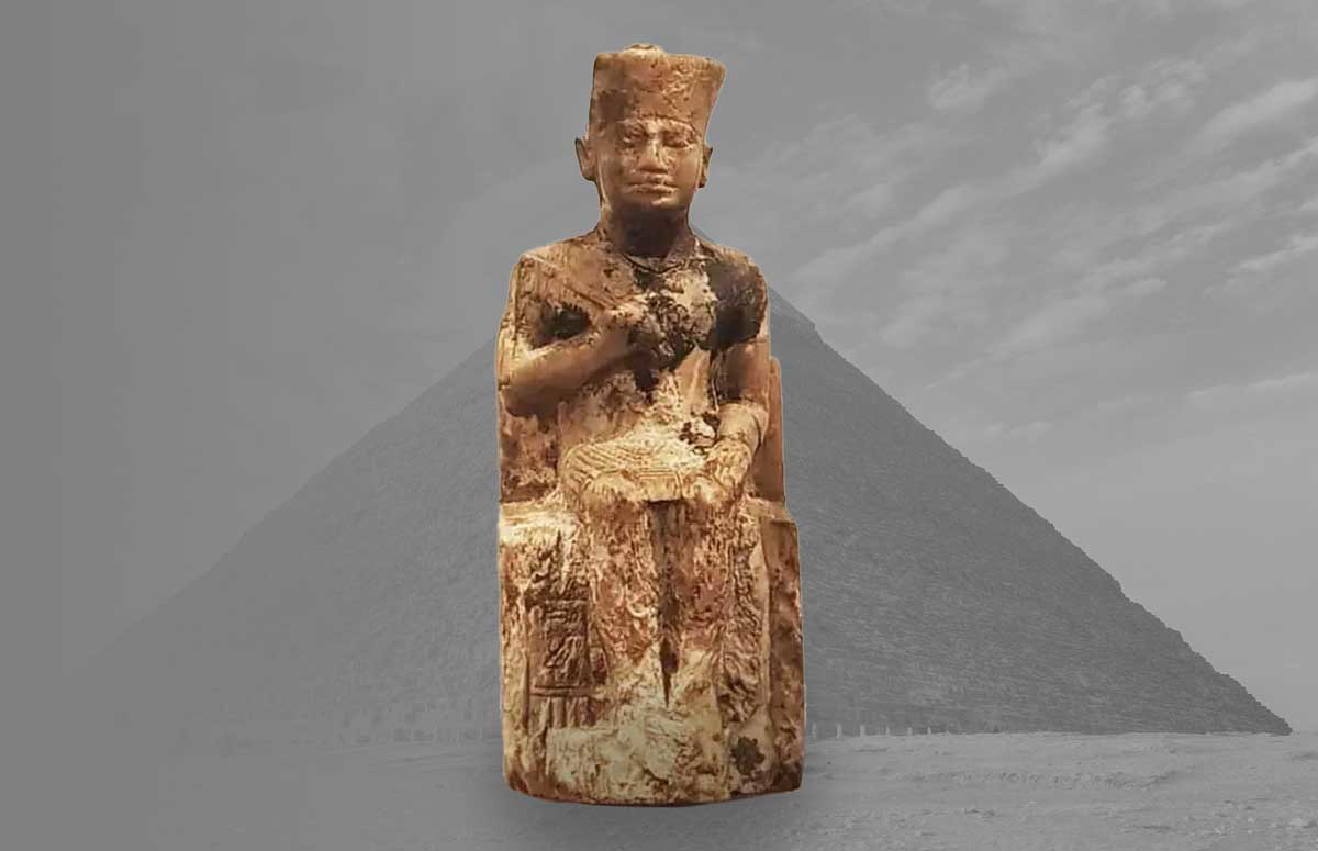 statue king khufu great pyramid of giza