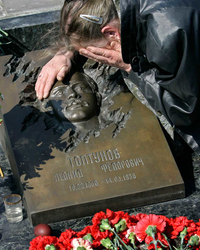 toptunov grave with mother