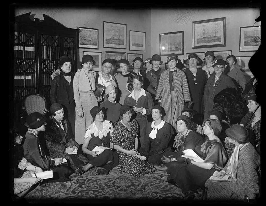 eleanor roosevelt with female journalists
