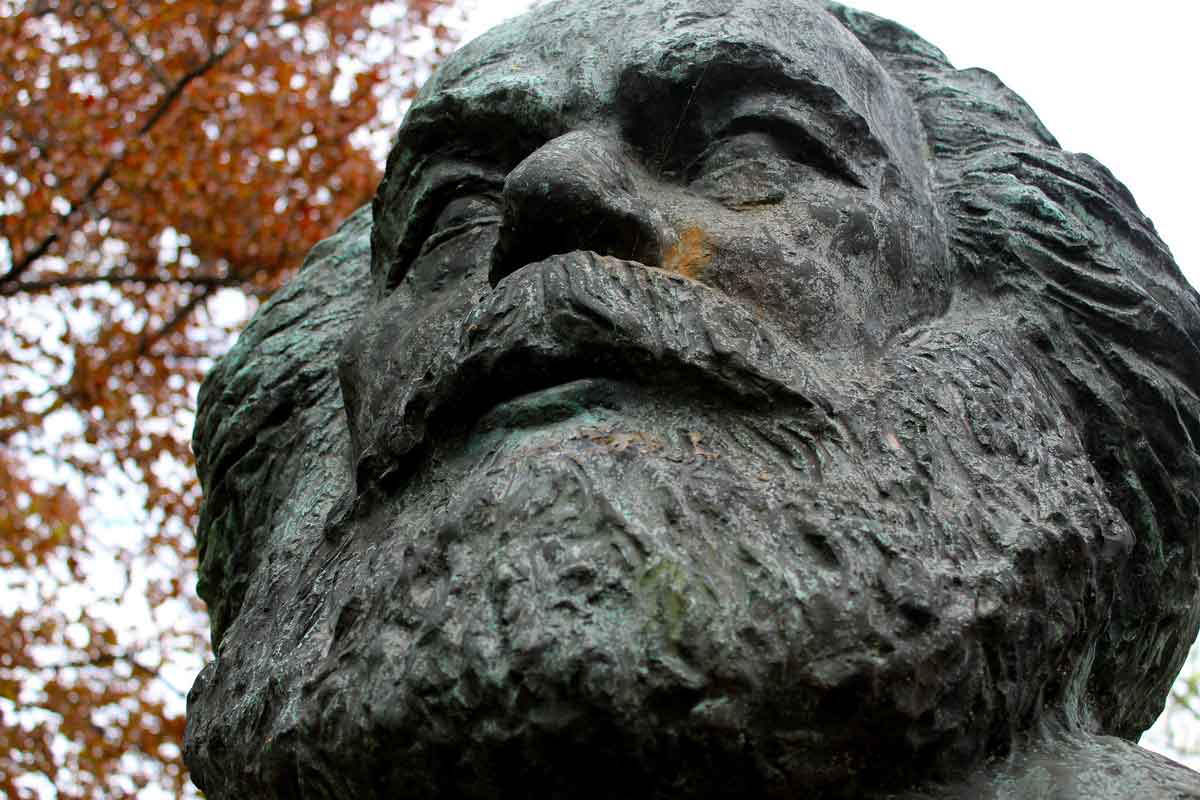 karl marx statue photograph