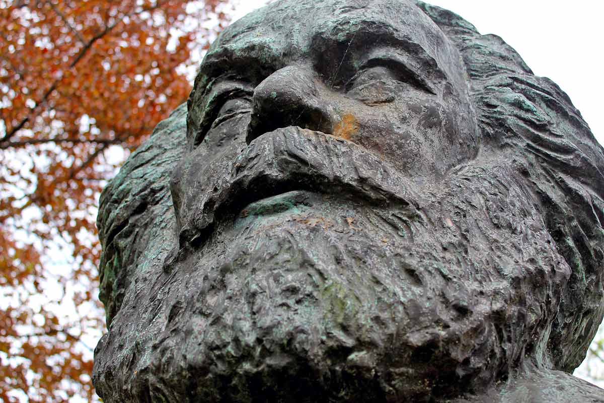 karl marx statue photograph