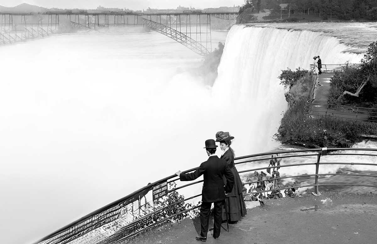 Vintage photograph of Niagara Falls
