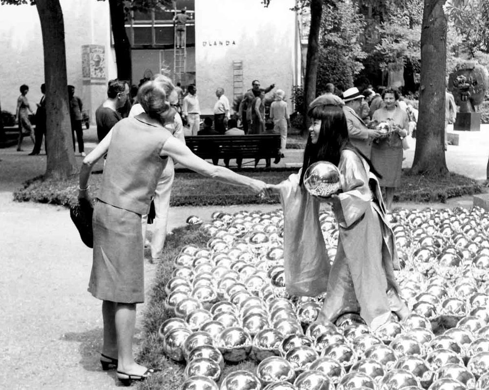 yayoi kusama narcissus garden 1966 venice biennale