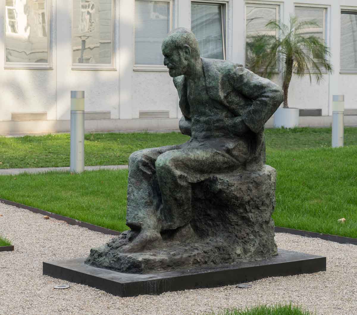 sigmund freud statue