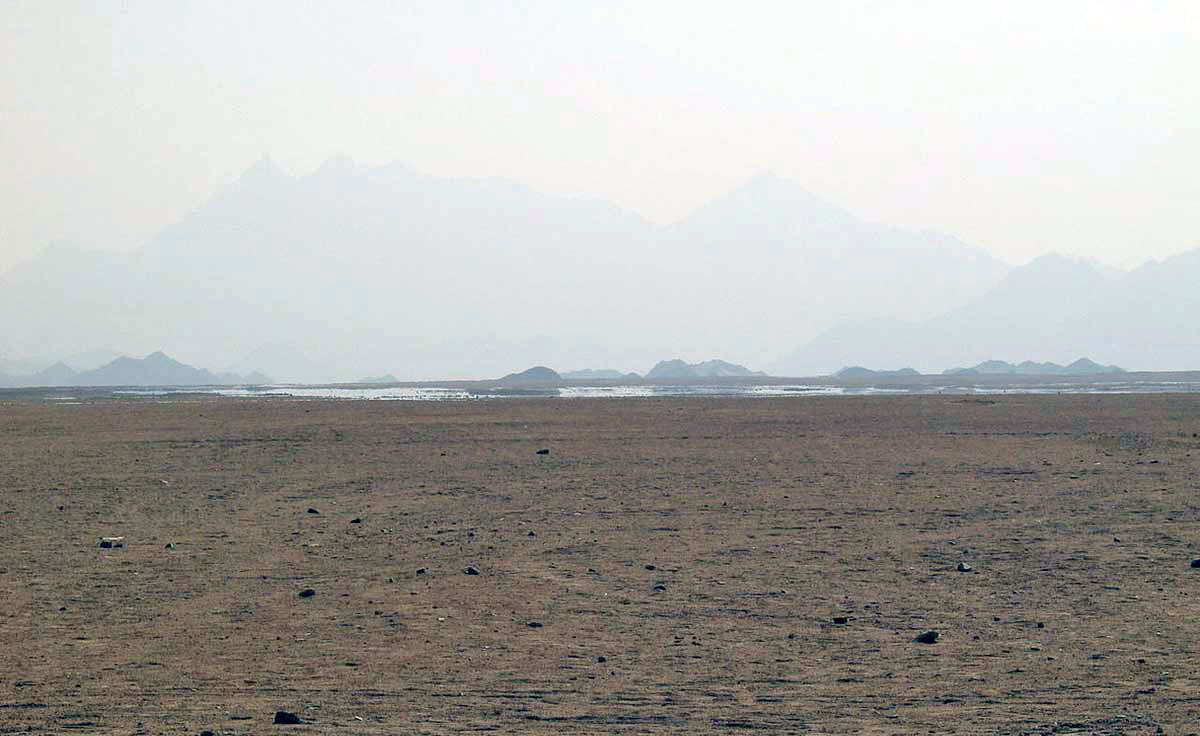Mirage in Eastern Desert, Digr, 2004, via Wikimedia Commons