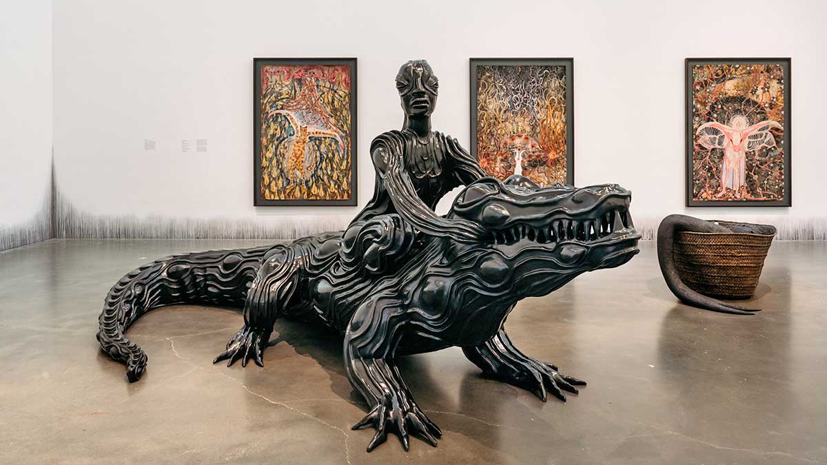 mutu crocodylus sculpture