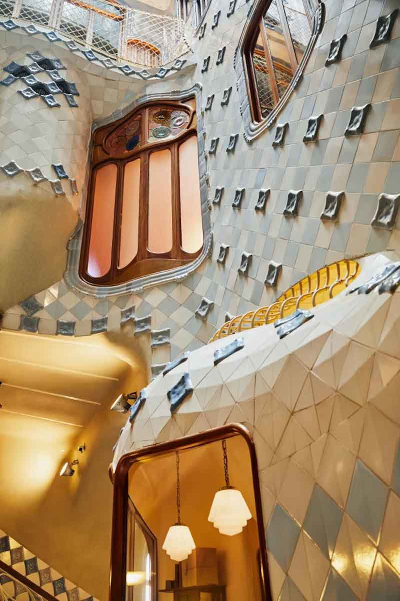patio of light casa batllo gaudi