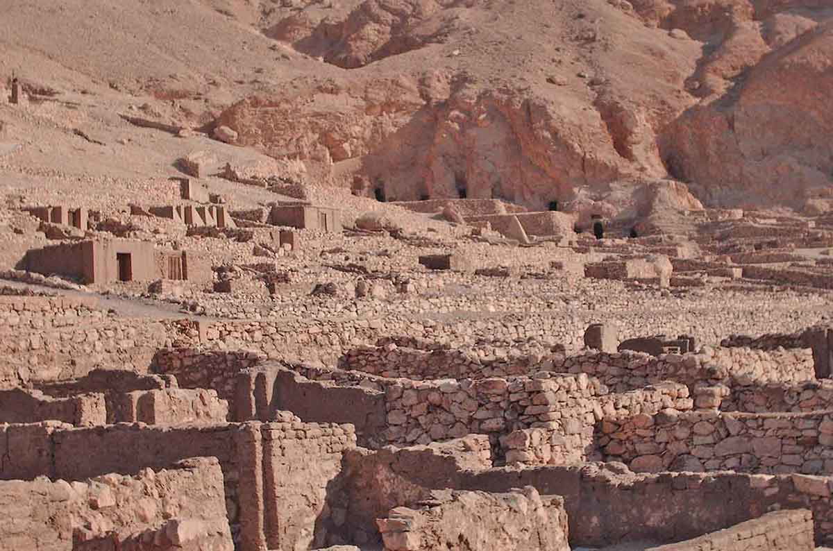 workmans village ruins deir el medina
