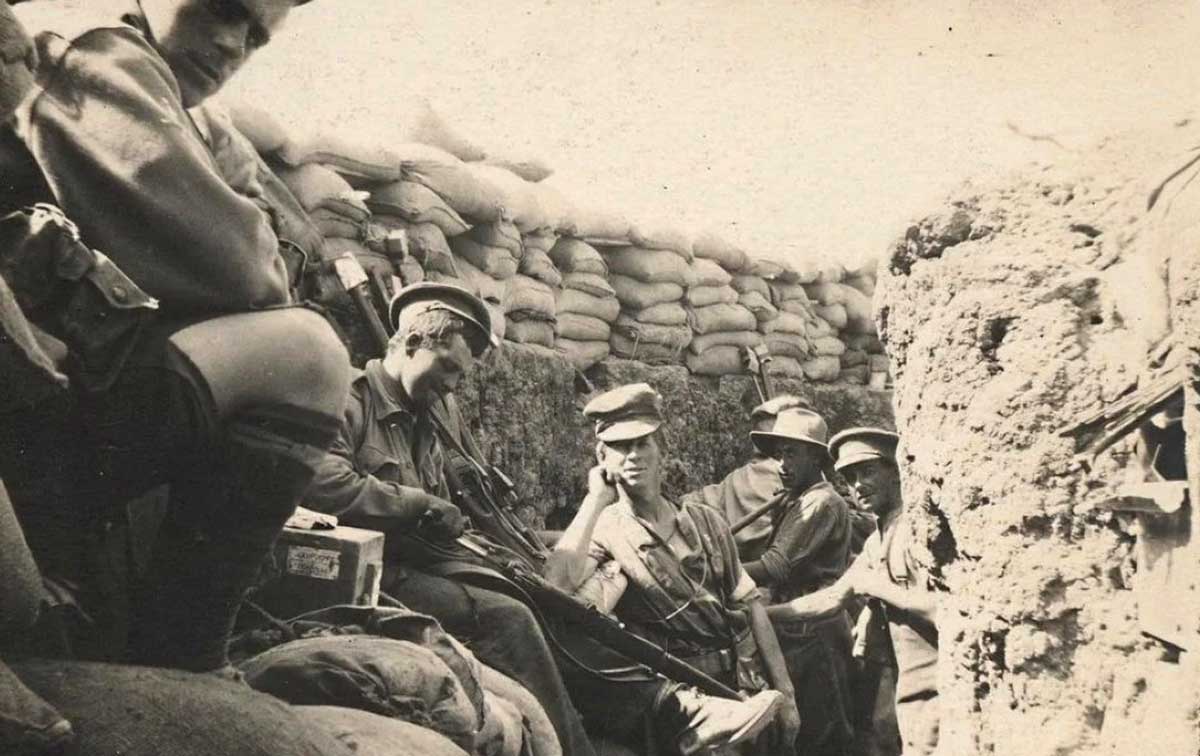 world war i trench soldiers