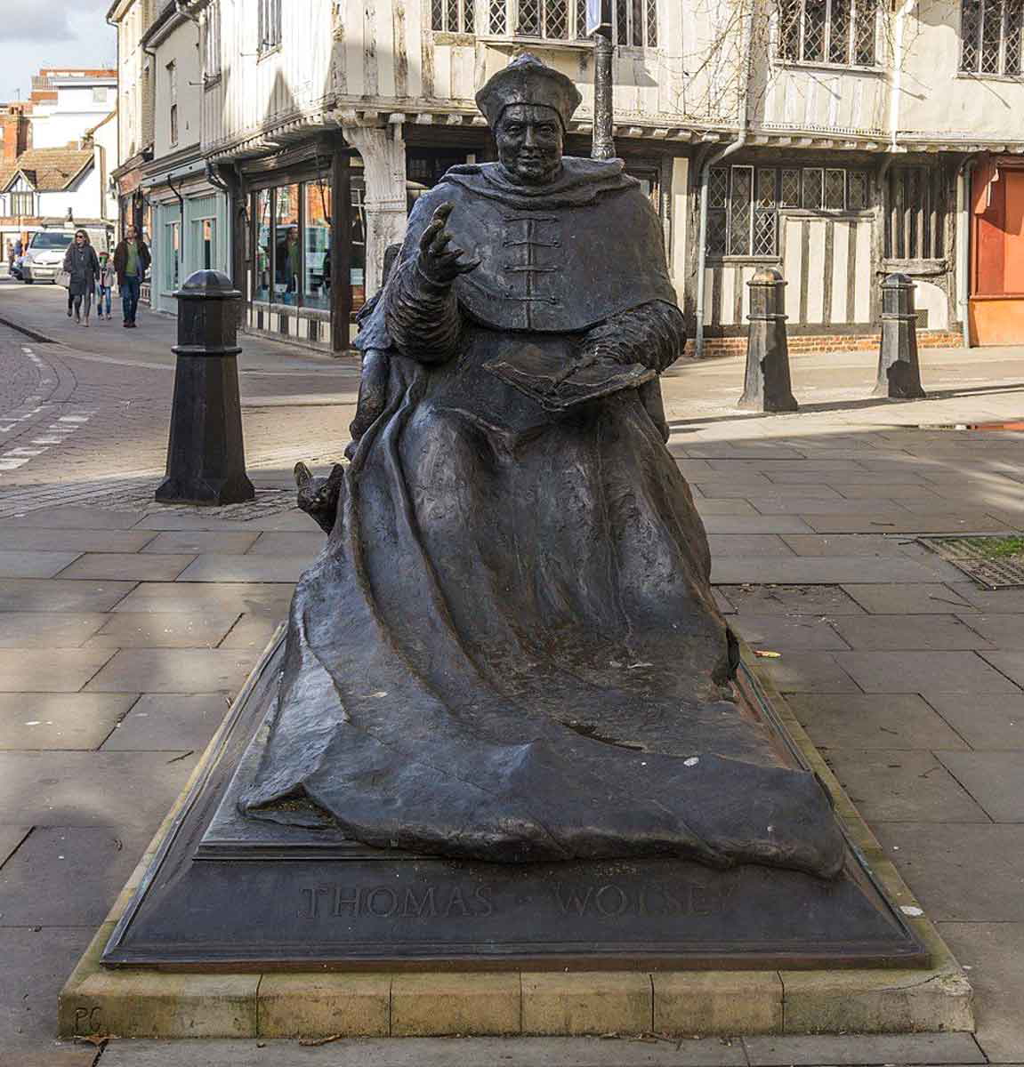 cardinal wolsey statue with cat