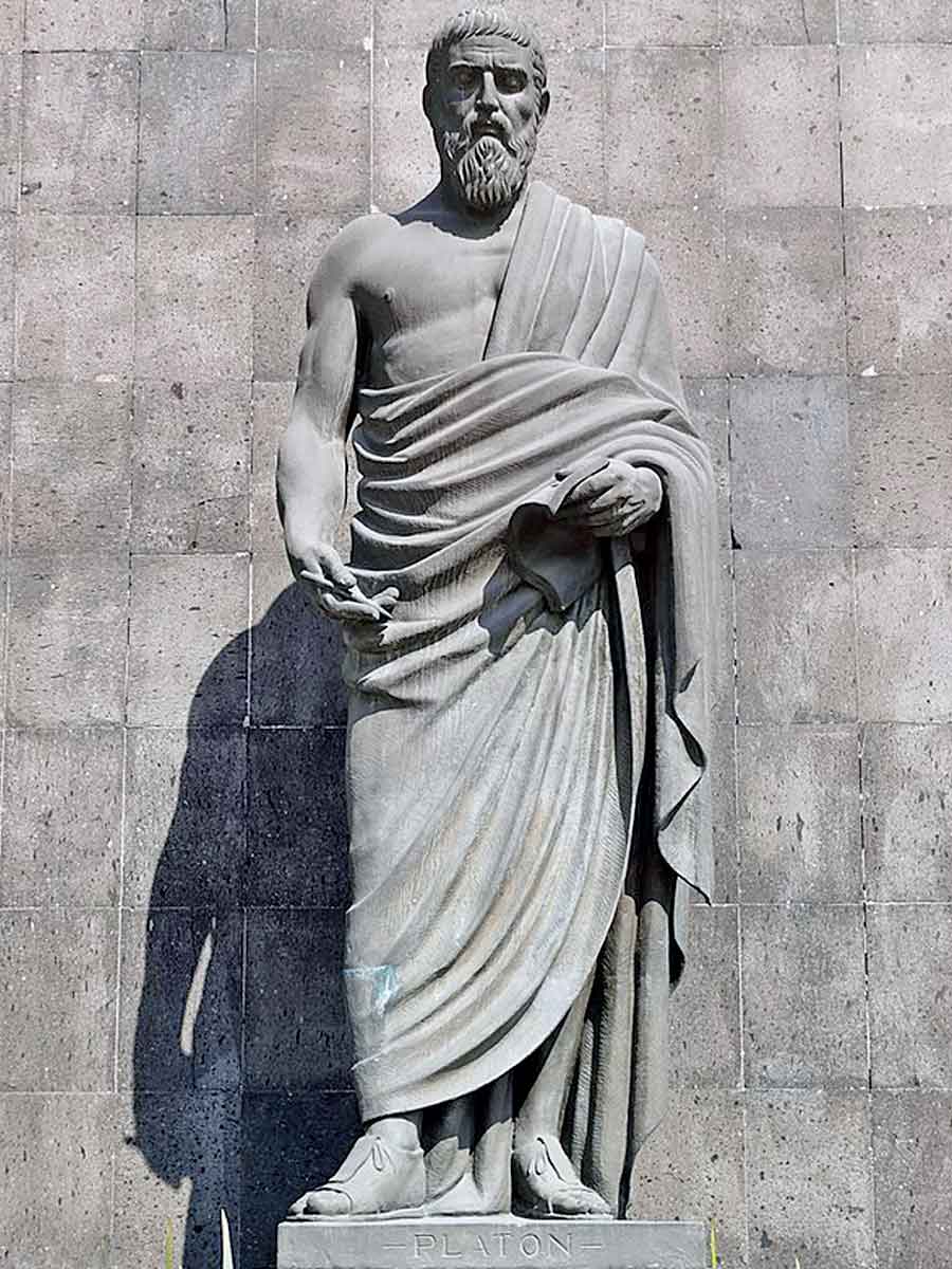 centro médico plato statue