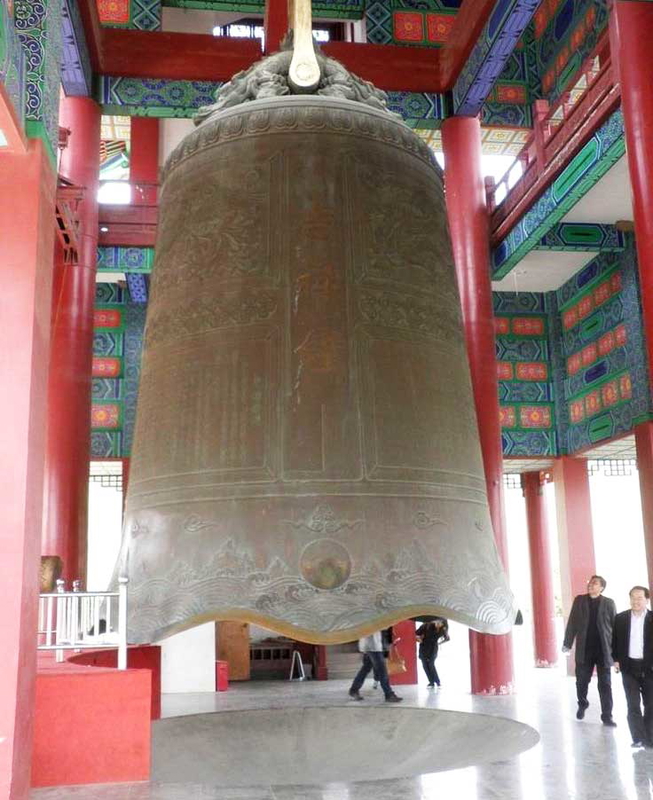 The colossal Good Luck Bell inside Foquan Temple