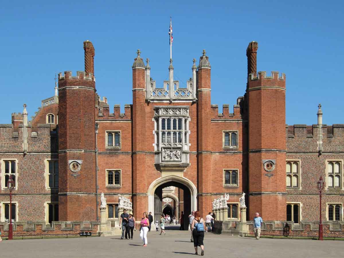 hampton court palace gates cardinal wolsey