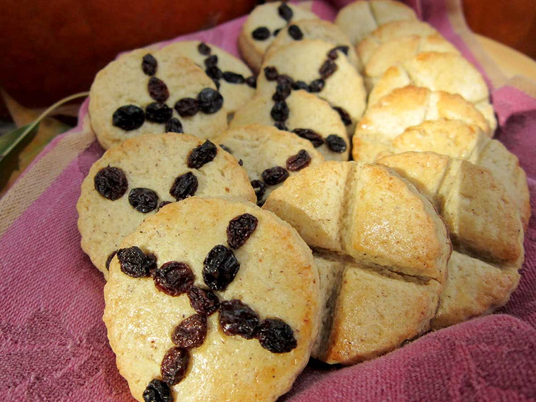Soul cakes adorned with crosses in the traditional style. Source: Medium.