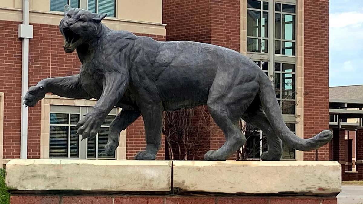 wampus cat statue