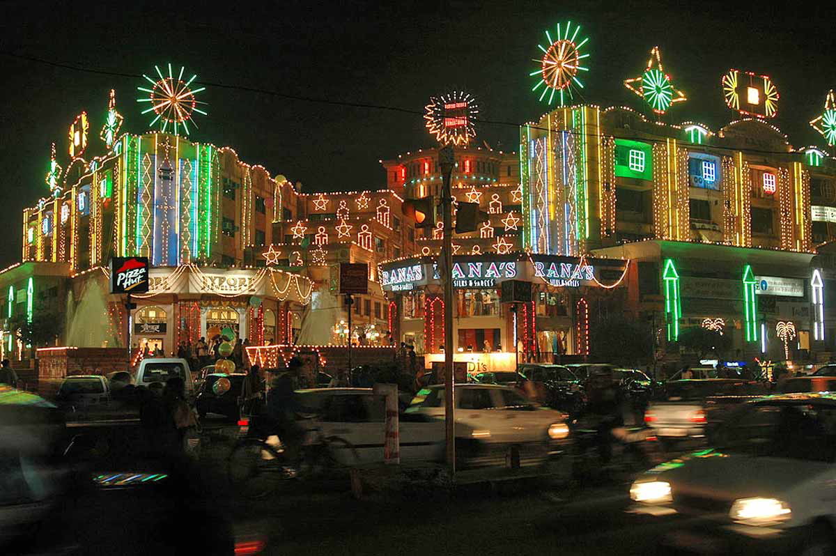 Diwali street decorations in the north Indian city of Jaipur. Source: Wikimedia Commons