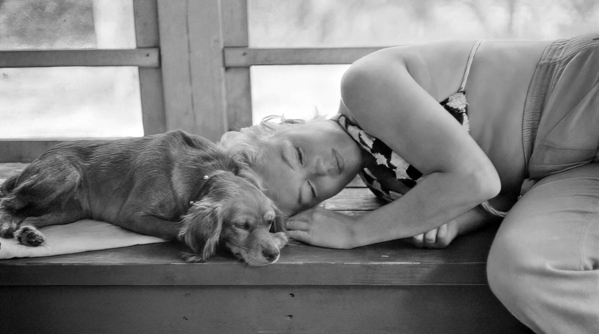 marilyn monroe taking a break on set.jpg
