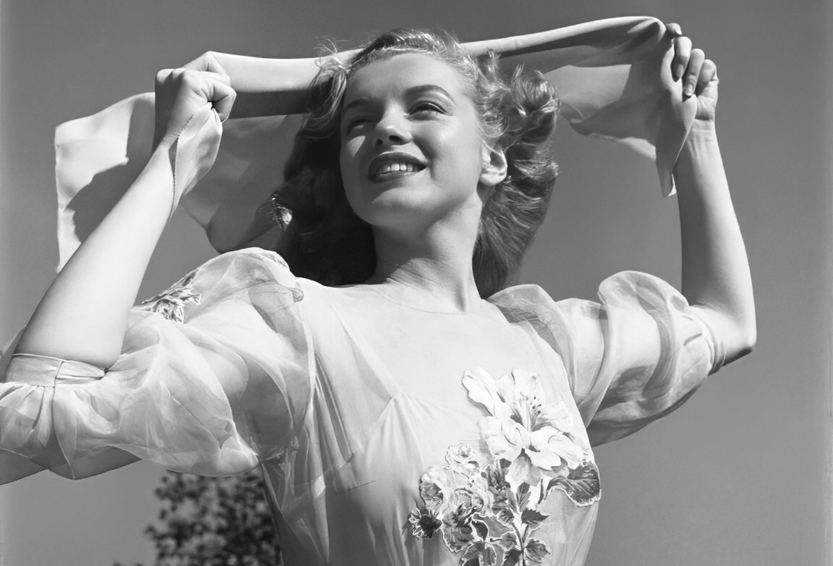 newly signed 20th century fox contract marilyn monroe.jpg