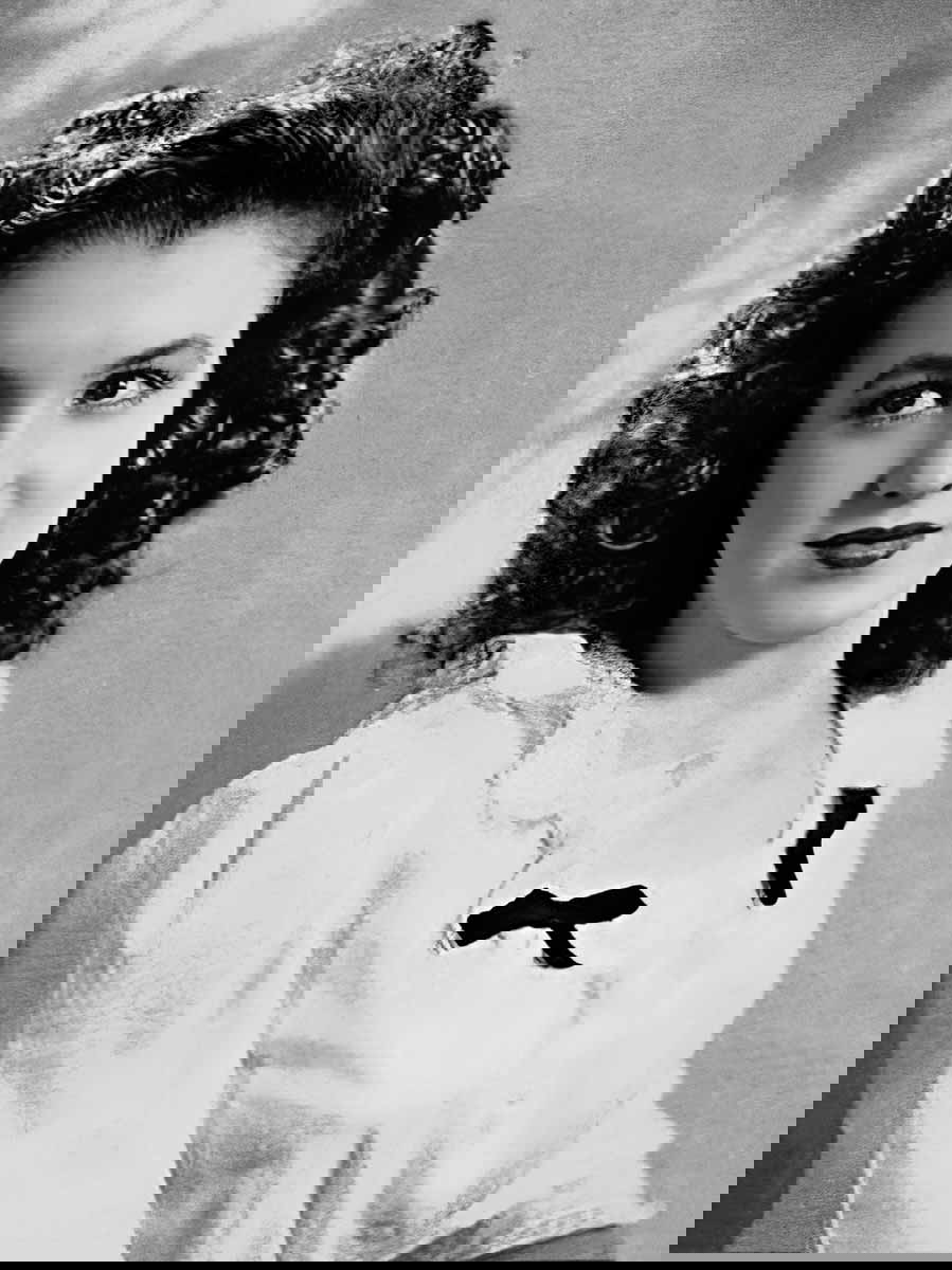 norma jeane 1944 portrait.jpg