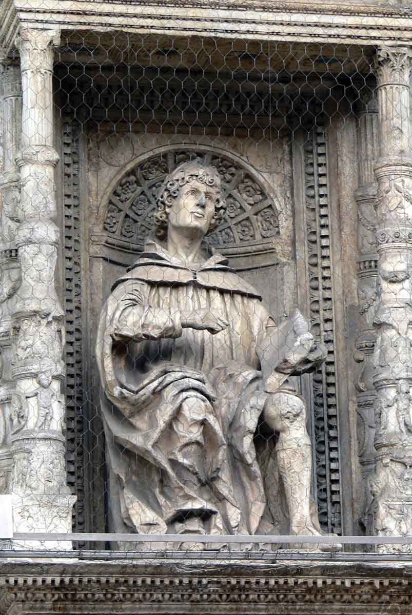 pliny the younger statue facade cathedral santa maria