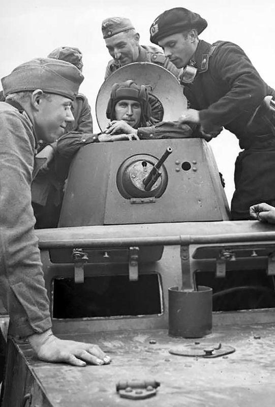 German and Soviet soldiers meet in Poland in 1939. Source: Bundesarchiv 