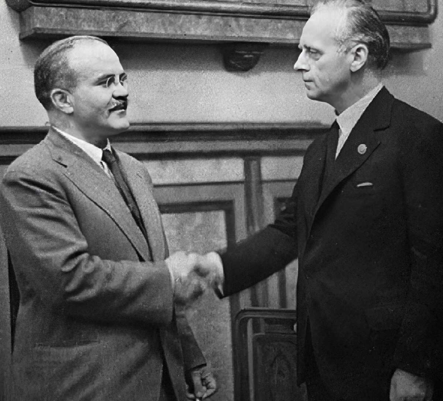 Molotov and Ribbentrop meet. Source: Wikimedia Commons.