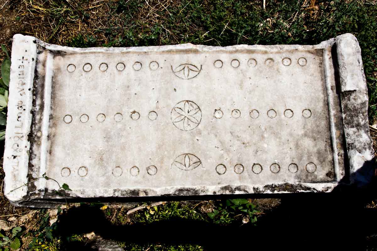 ancient roman gambling game twelve lines board