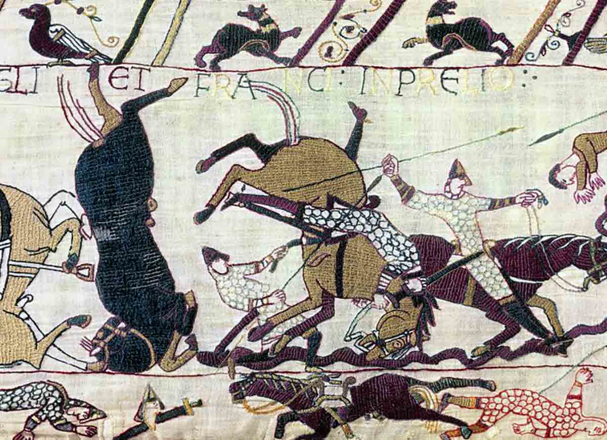 bayeux-tapestry-warfare-horses-falling