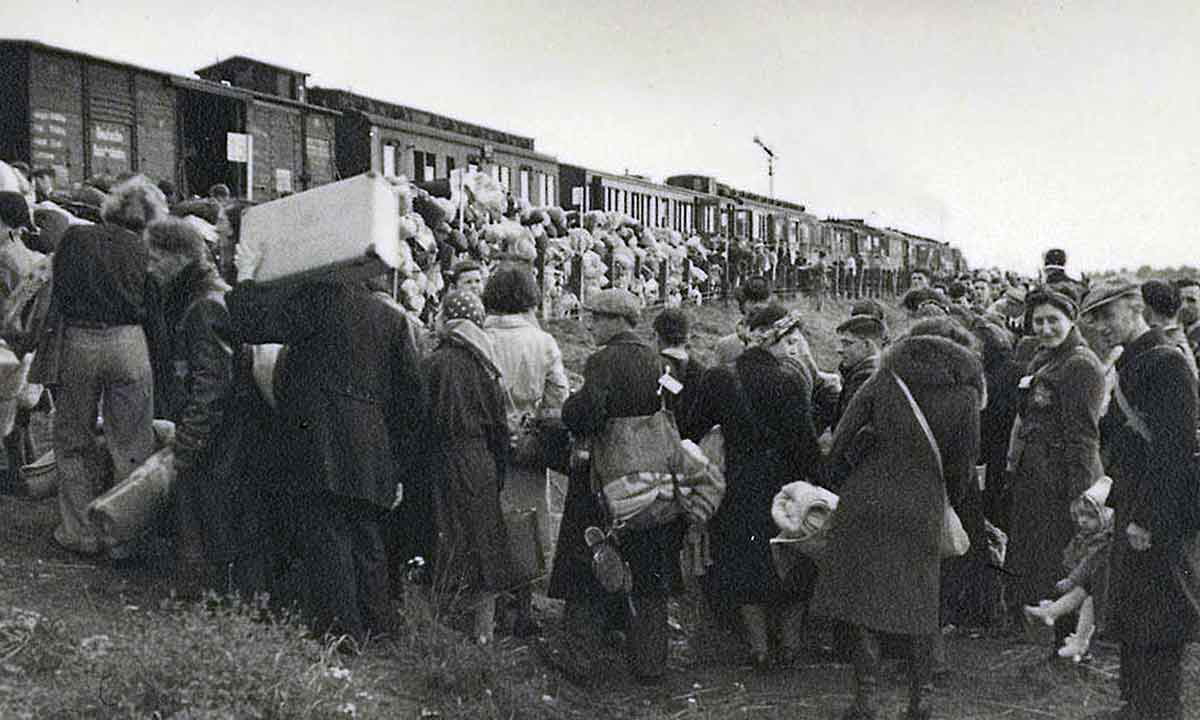boarding train netherlands holocaust