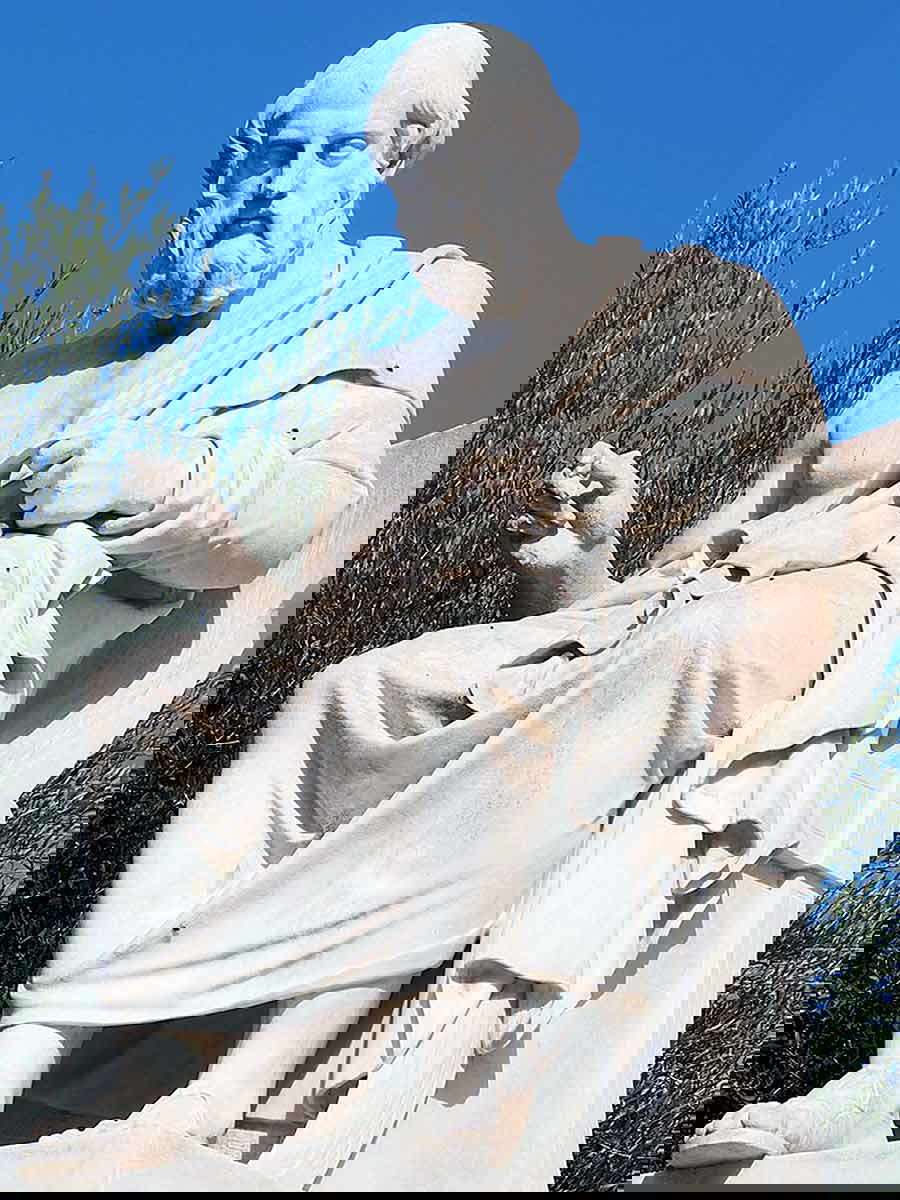 leonidas drosis plato statue