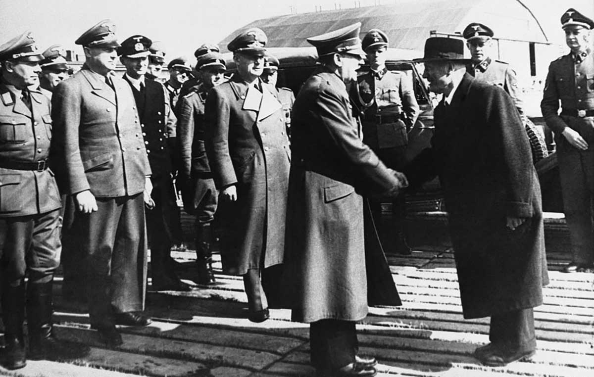 mussolini meets hitler in 1943