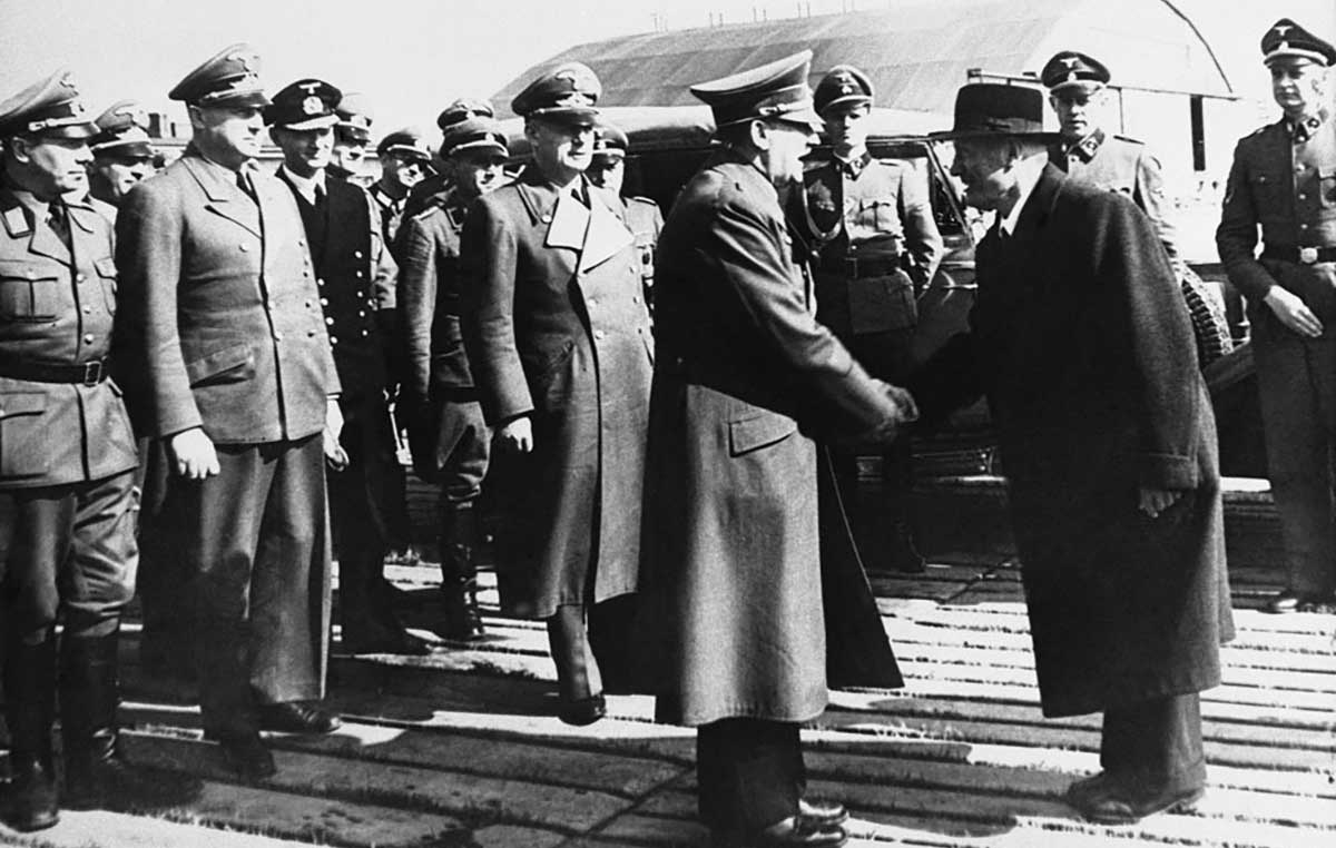 mussolini meets hitler in 1943